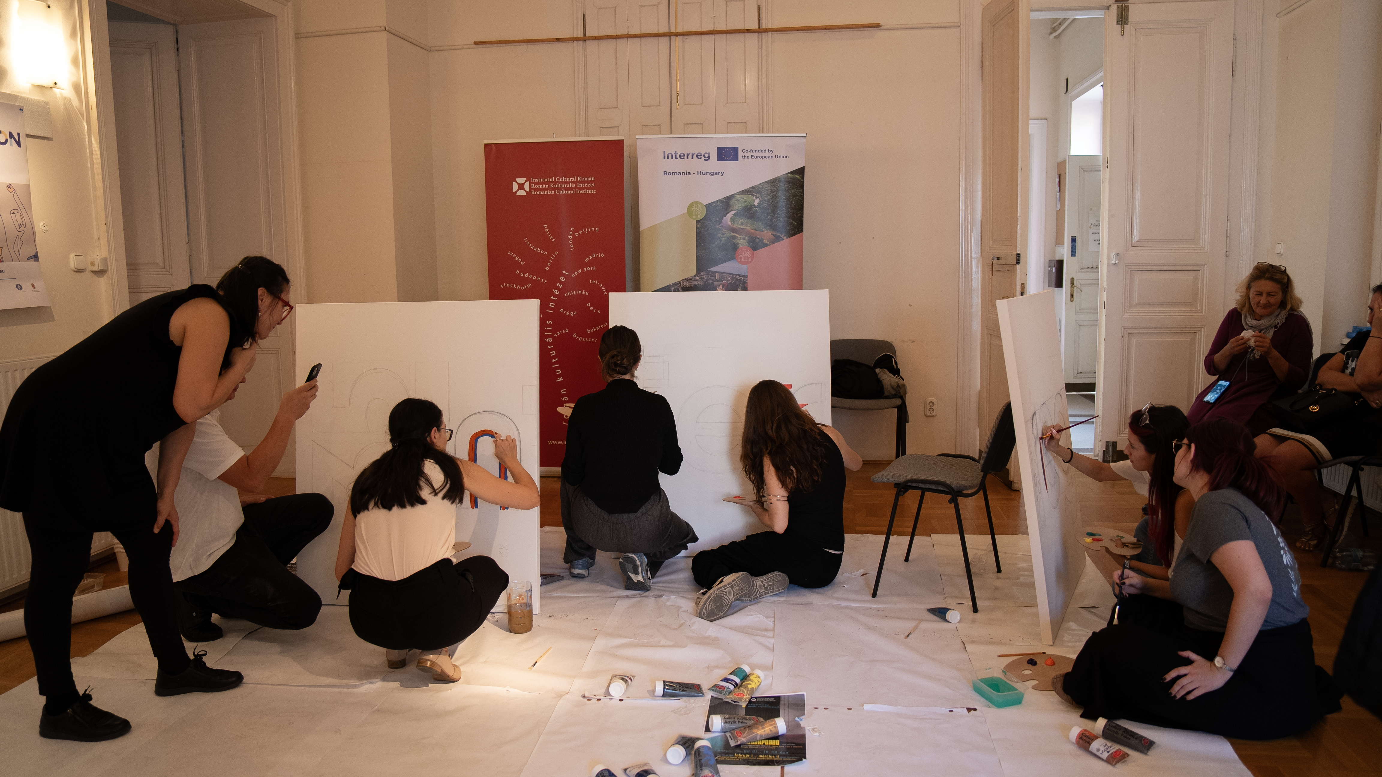 Young artists from Romania and Hungary bring the Interreg 35 Canvas to life, painting together under the guidance of artist Adél Kiss.